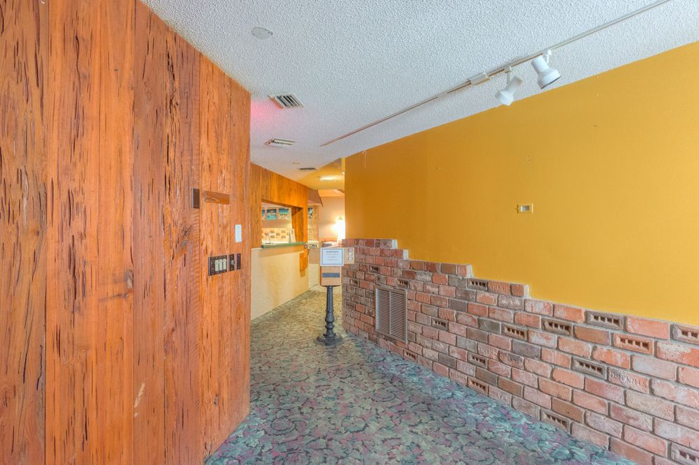 Restaurant With High Visibility: 1330 N Woodland Blvd, Deland, FL 32720